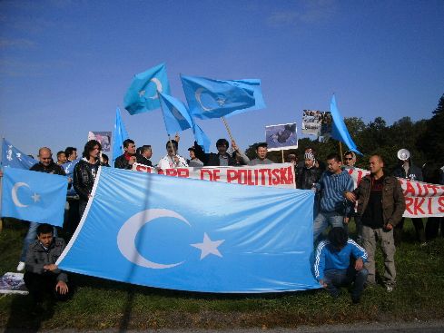 瑞典:维吾尔人及内蒙古人前往中国大使馆抗议(图)