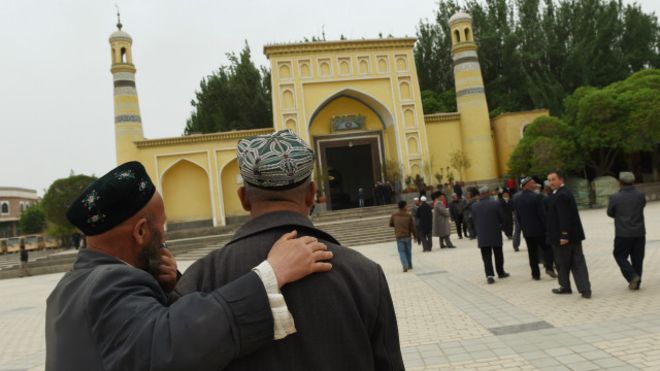 新疆收缴居民护照统一保管引发争议