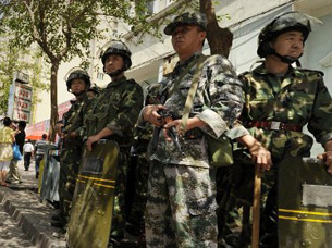 新疆阿克苏举行武警誓师大会和武装拉练
