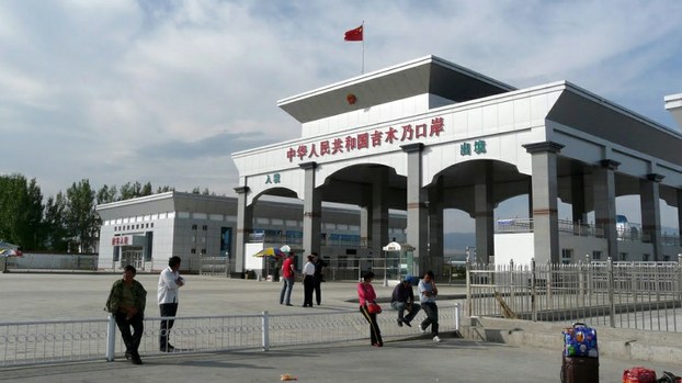 新疆各口岸严查过境客手机 25名哈萨克族人被捕