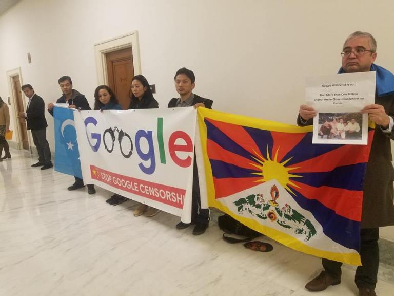 谷歌CEO接受美国众院质询时受西藏活动人士抗议
