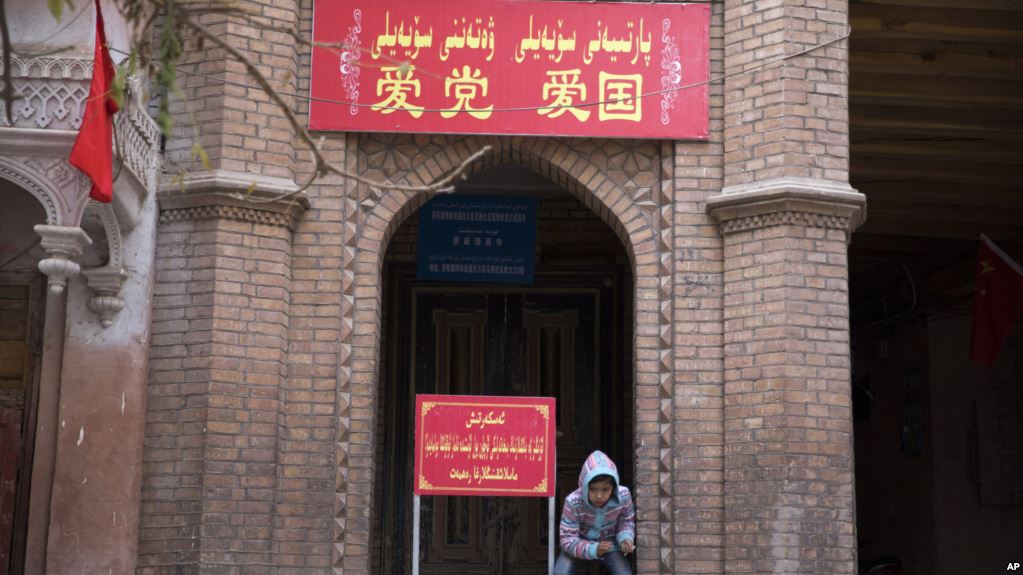 纽约时报：中国打击维吾尔知识分子以消灭维族文化认同