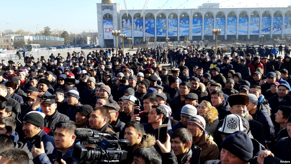 吉尔吉斯斯坦警方驱散反华抗议游行