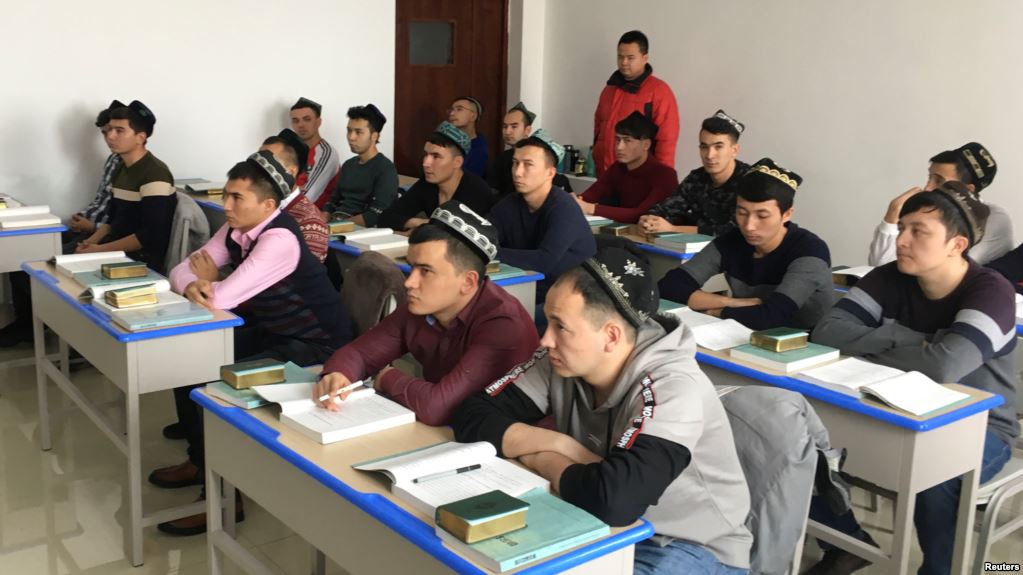 新疆官员称再教育营人数会越来越少