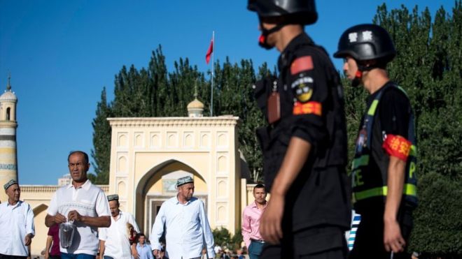 新疆人权：维权组织声称警察用手机应用程式监控市民
