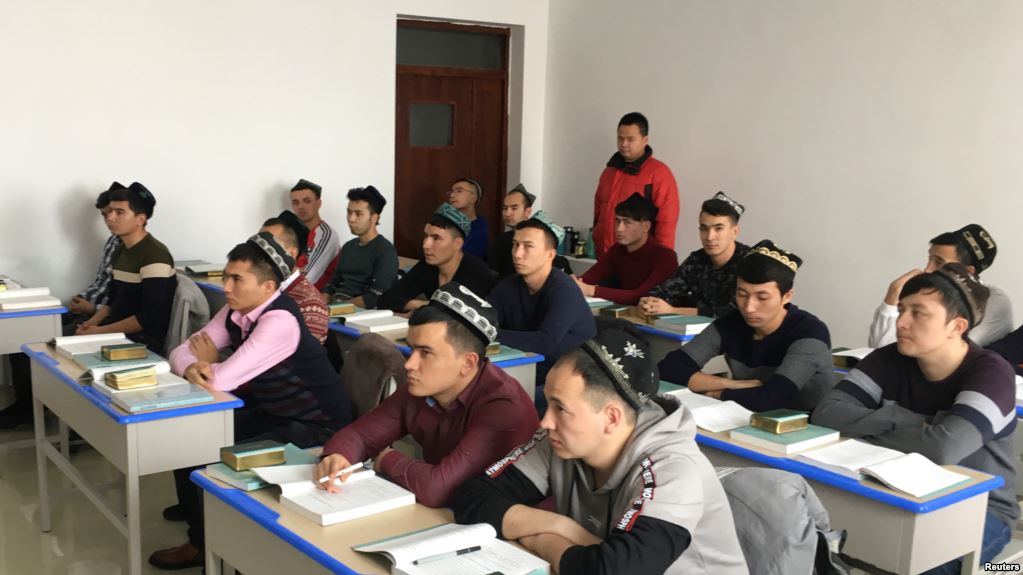 中国对美官员谴责新疆集中营关押穆斯林表达强烈不满