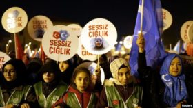厄齐尔言论引发风波后 土耳其抗议者游行支持维吾尔人