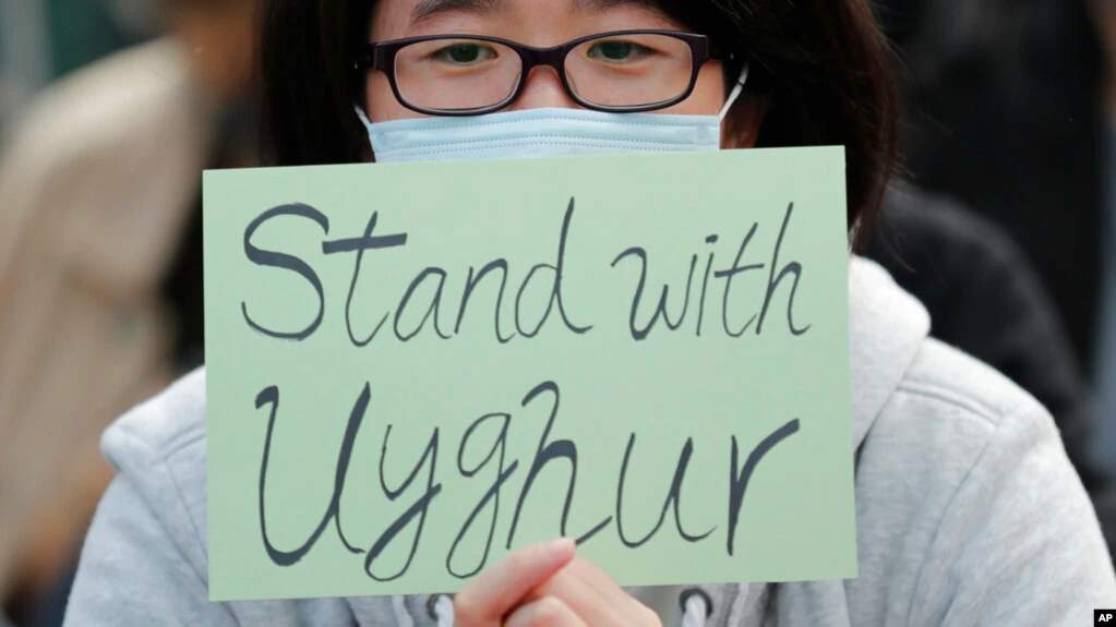 中国境外的维吾尔人难民说他们被遗弃了