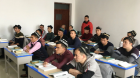 新疆政府为一小批外国记者组织了对乌鲁木齐一个“再教育营”的参观.维吾尔穆斯林学生正在上课。（路透社2019年1月3日）