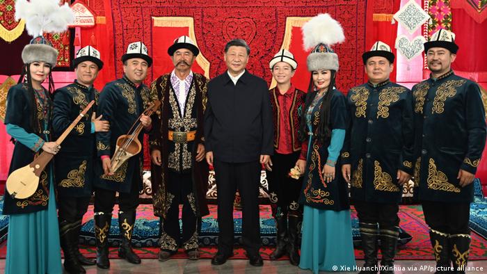 德语媒体：习近平让维吾尔人为他跳舞