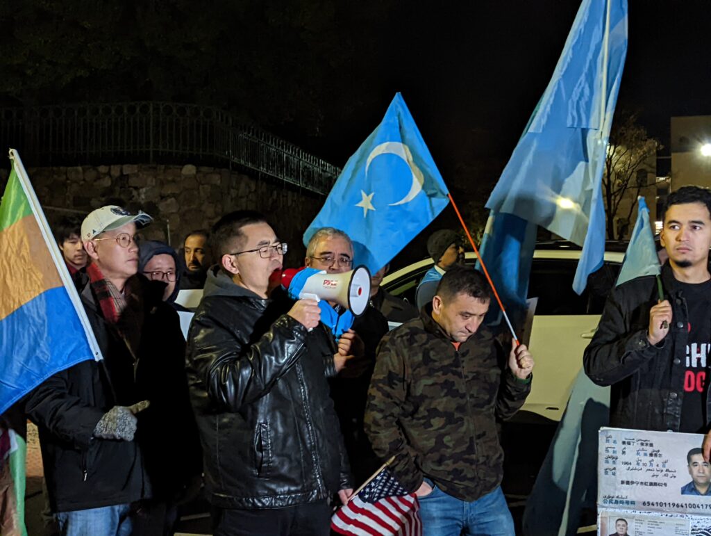 十多位维吾尔和华裔民运人士在中国驻美大使馆外举行抗议示威，声援中国爆发的“白纸运动”。（记者陈品洁摄影）