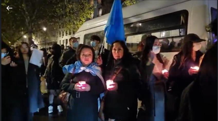 去年11月乌鲁木齐大火后，英国维吾尔人权活动家拉希玛．马赫穆特（Rahima Mahmut）和友人一同出席伦敦中国大使馆外的悼念活动，得以和中国留学生直接对话，诉说维吾尔人长久以来的委屈。 （拉希玛提供）
