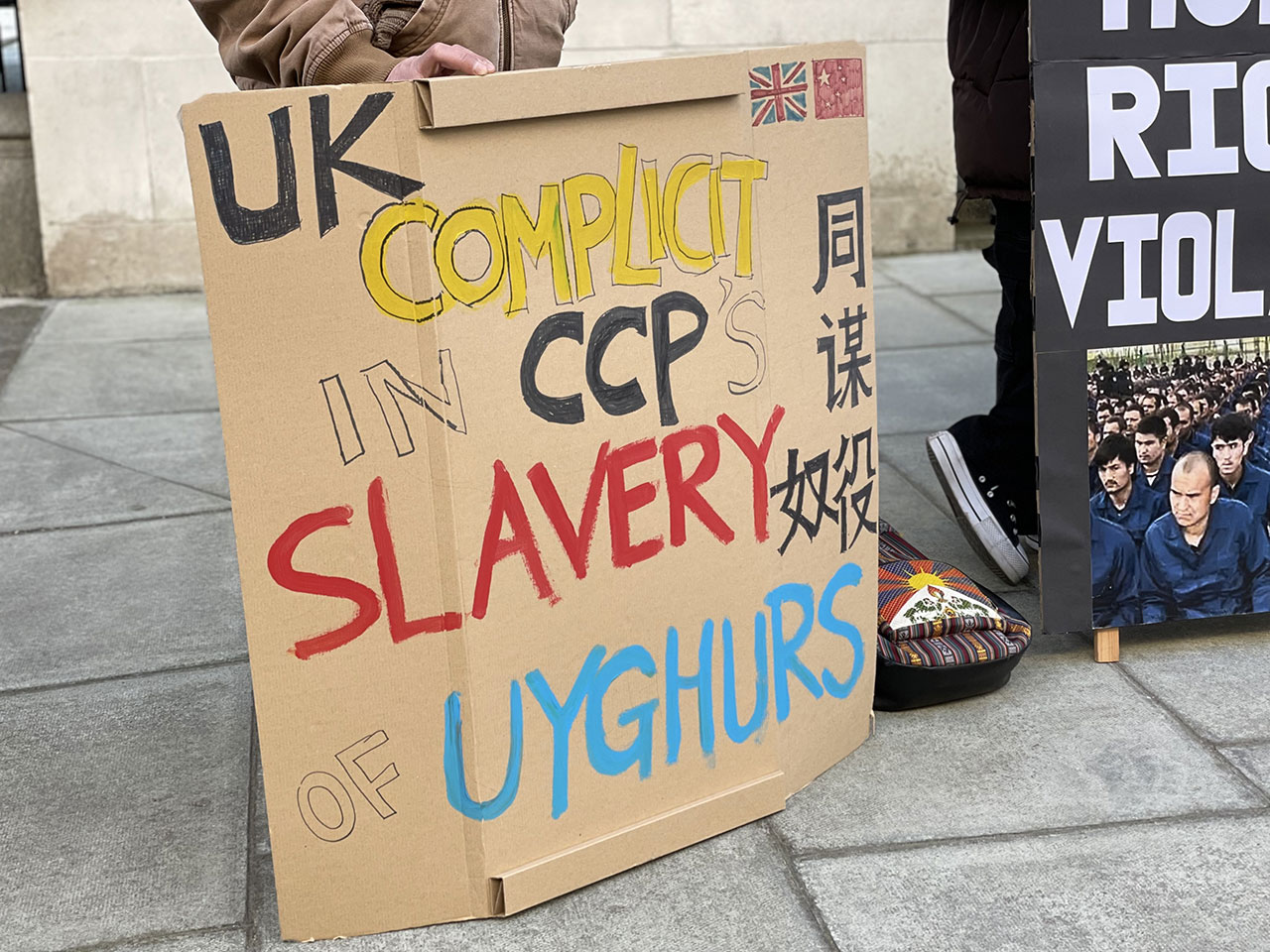 约三十名伦敦人权活动人士及新疆“再教育营”幸存者到英国外交部外示威，抗议新疆维吾尔自治区主席艾尔肯·吐尼亚孜（Erkin Tuniyaz）访问英国，并可能获安排和英国外交部官员会晤。 （吕熙摄）