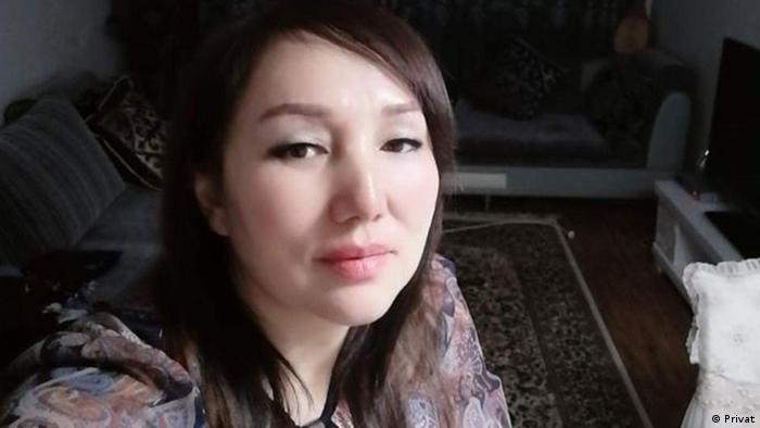 新疆女子遭警方带走 曾因分享再教育营情况遭打压