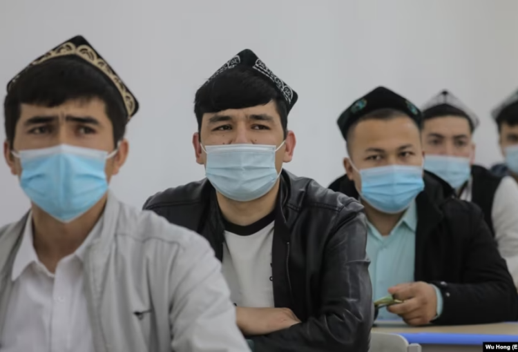 资料照：中国政府组织外国记者参观新疆乌鲁木齐伊斯兰学校里的少数民族学生上课。（2021年4月22日）