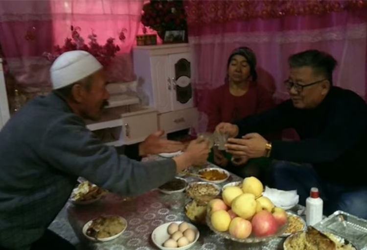 让维吾尔人抽烟和喝酒是一项忠诚度测试(白道仁提供）