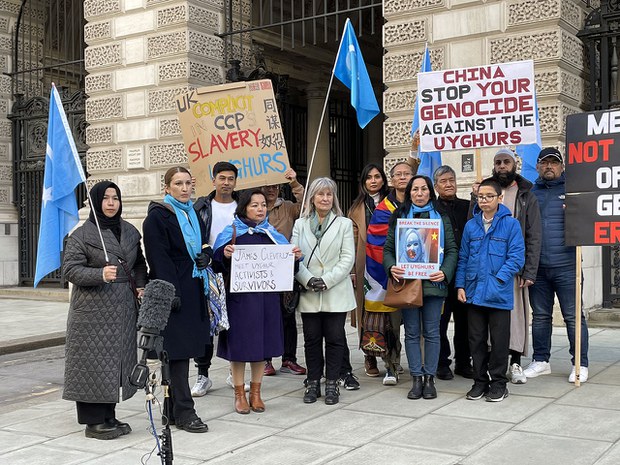 约三十名伦敦人权活动人士及新疆"再教育营"幸存者到英国外交部外示威，抗议新疆维吾尔自治区主席艾尔肯·吐尼亚孜访问英国，并可能获安排和英国外交部官员会晤。