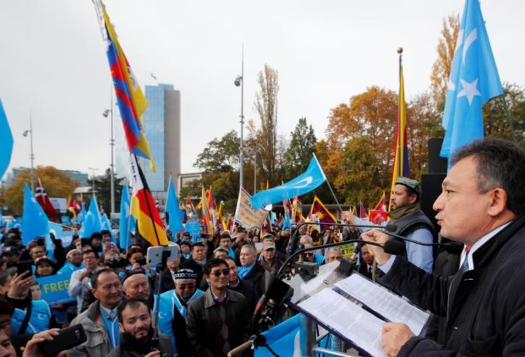 上千名来自世界各地的维吾尔人在日内瓦举行游行集会抗议中国当局在新疆的政策。右一为世界维吾尔代表大会主席多力坤·艾沙 （2018年11月6日）