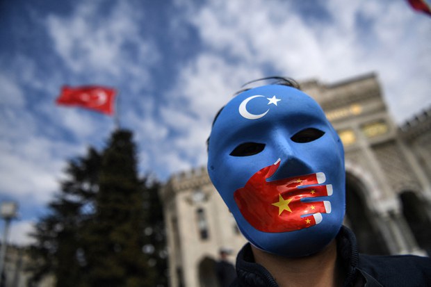 一名维吾尔族抗议者头戴面具在土耳其伊斯坦布尔抗议中国政府的新疆政策