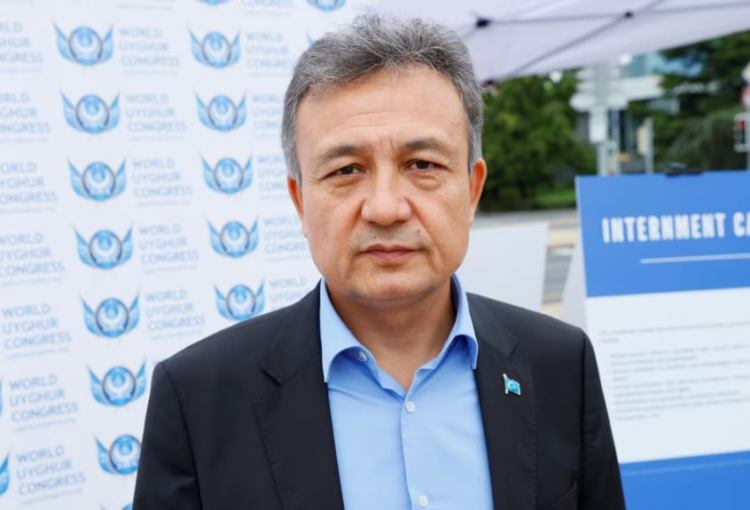 在联合国日内瓦总部外，世界维吾尔代表大会主席多里昆·艾沙站在得到美国政府支持的图片展前，该图片展反映据称被关押在中国新疆拘留营或失踪的维吾尔人 (2021年9月16日)
