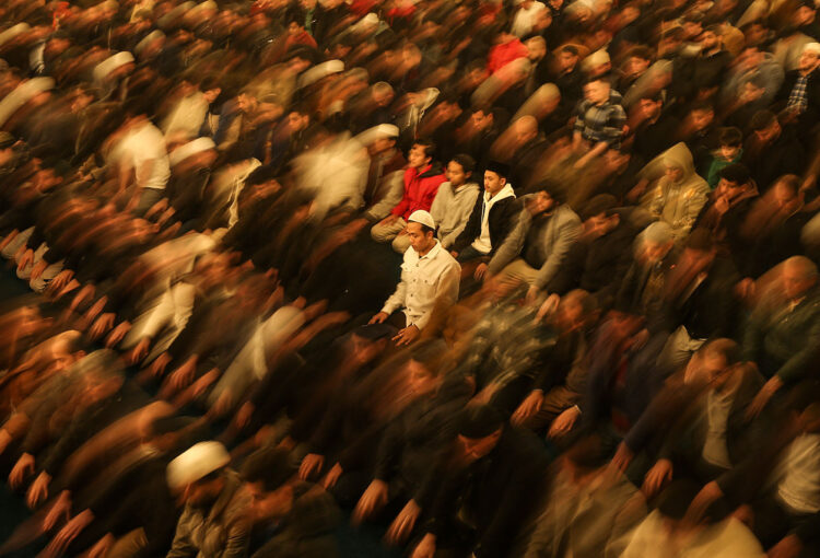 2023年3月22日，在土耳其伊斯坦布尔圣索菲亚清真寺，穆斯林斋戒月的第一天前夜，信徒进行名为“tarawih”的夜间祈祷。（美联社）