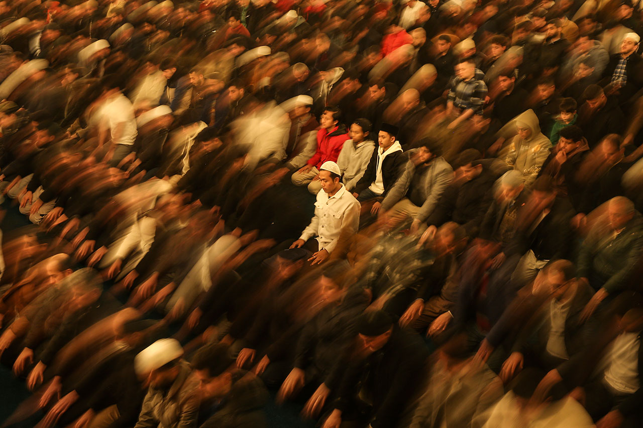 2023年3月22日，在土耳其伊斯坦布尔圣索菲亚清真寺，穆斯林斋戒月的第一天前夜，信徒进行名为“tarawih”的夜间祈祷。（美联社）