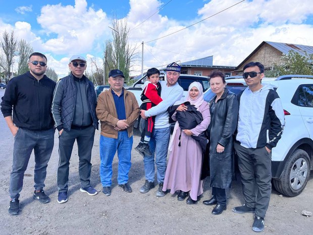 新疆女童热艳因没有出生证，无法享受医保和上学。经本台披露后，热艳取得身分证和护照，终于抵达哈国与父母团聚。