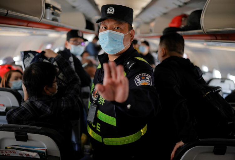2021年5月5日，中国新疆乌鲁木齐机场，一名警察在所有乘客之前命令路透社记者下机，没有任何解释。（路透社图片）