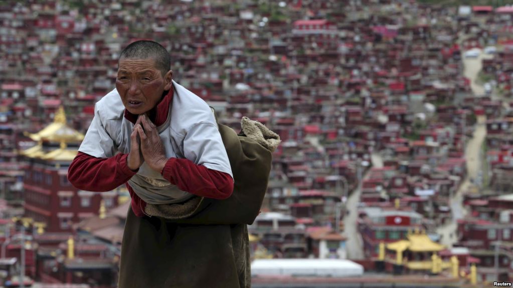 西藏僧人秘密证言：“再教育营”里酷刑、性虐待猖獗
