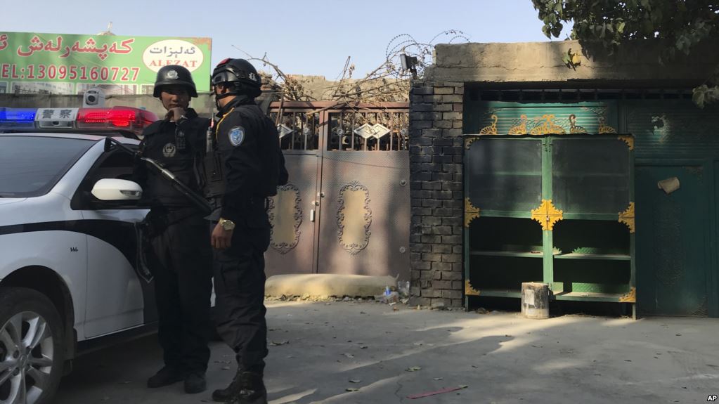 学者：新疆再教育营关人或近百万 警察抓人有指标