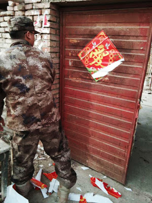新疆生产建设兵团基督徒门联被撕毁
